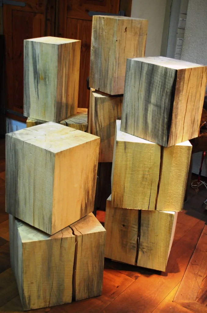 Massivholzwürfel verschiedener Holzarten in der Ausstellung