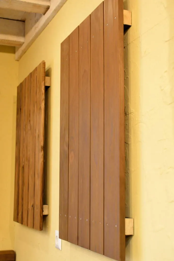 Zwei große Holzmuster aus Massivholz an der Wand der Ausstellung, nebeneinander im Vergleich