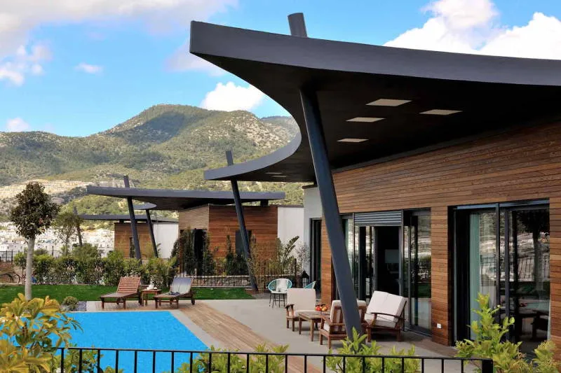 Wohnhaus mit warm getönter Holzfassade und Pool