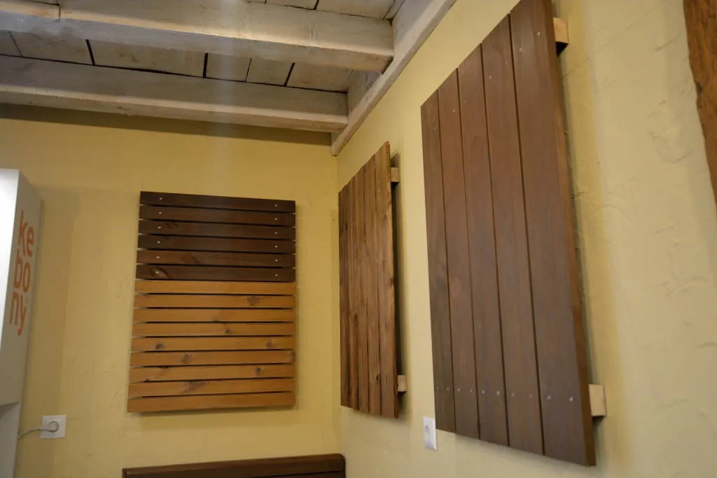 Demotafeln mit Fassadenprofilen aus Holz an der Wand der Ausstellung