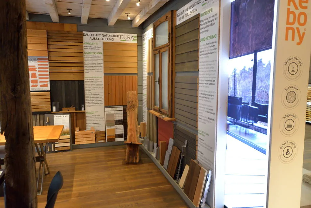 Ausstellung von Re-elko mit Holzmustern und Demotafeln