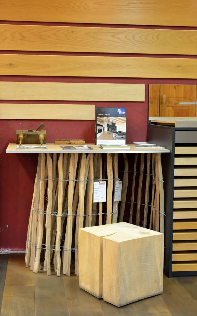 Fassadenprofile und Demotafeln in der Ausstellung