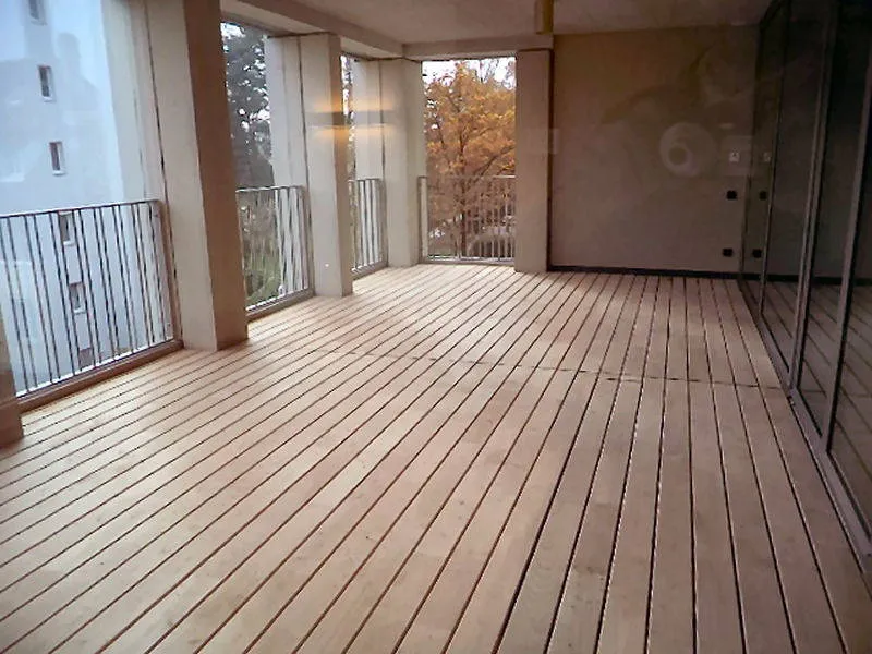 Terrassendielen aus Kastanie in warmem Braunton