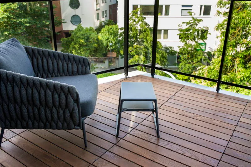 Balkon mit Terrassendielen aus Thermo-Esche