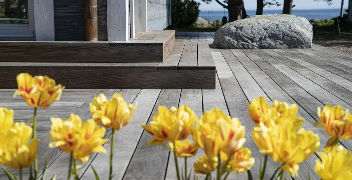 Terrassendielen aus Lärche im Außenbereich