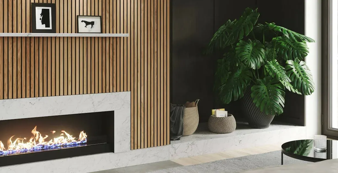 Wohnraum mit Holzlamellen an der Wand, hellem Boden und offenem Kamin