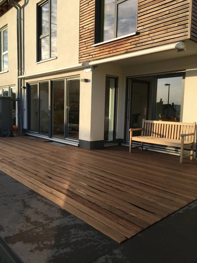 Verlegte Terrasse mit Alu-Unterkonstruktion des Grad Systems