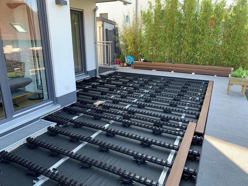 Gereinigte Holzterrasse mit sichtbarer Maserung