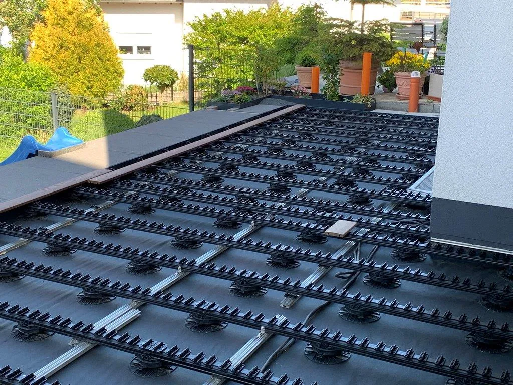 Stellfüße, Alu-Rails und Clips auf einer Dachterrasse vor dem Verlegen