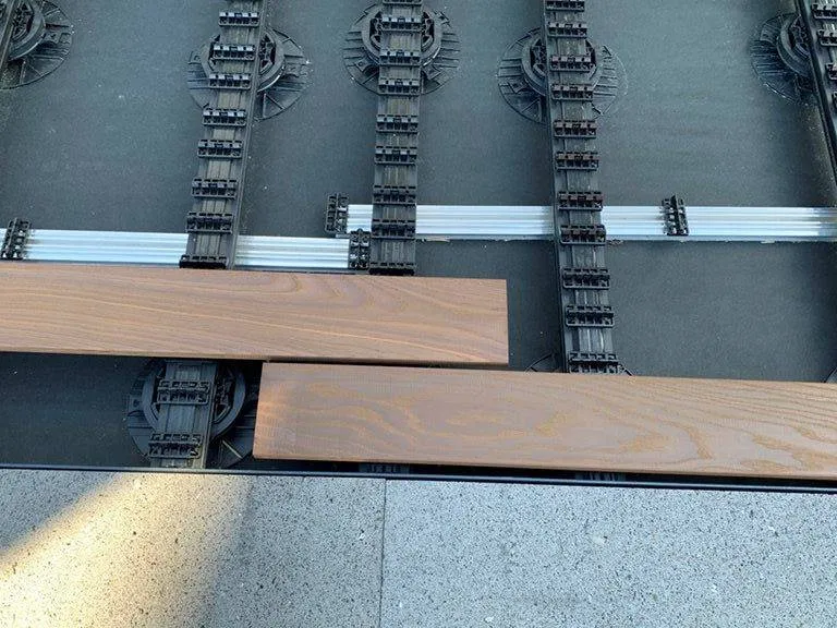 Unterkonstruktion und Terrassendielen beim Verlegen
