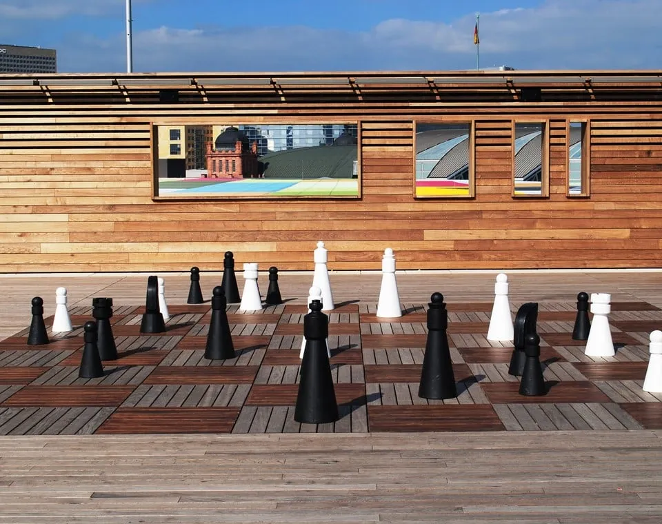 Holzterrasse und Holzfassade mit Schachfeld auf einem Dachgarten