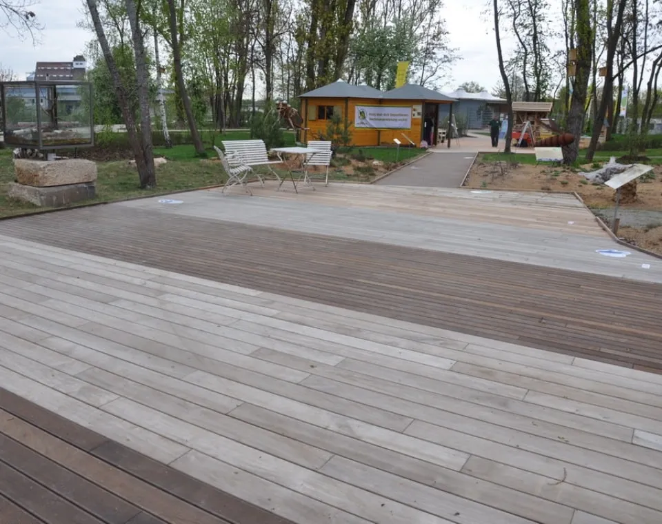 Holzterrassen auf dem Gelände der Landesgartenschau in Bamberg
