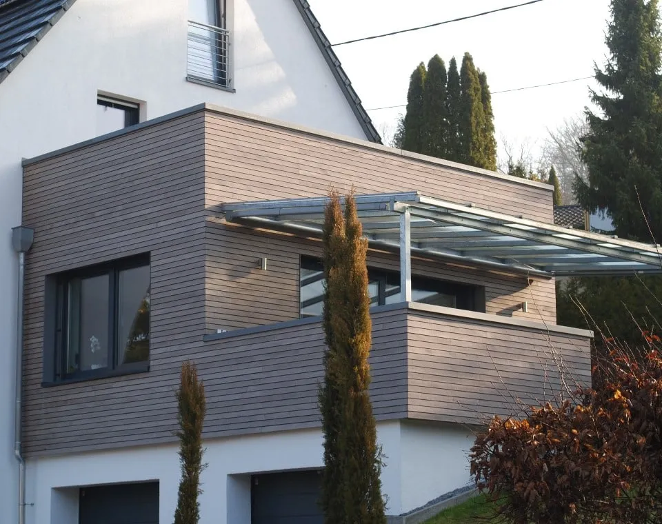 Vergraute Holzfassade an einem Anbau in Eppstein