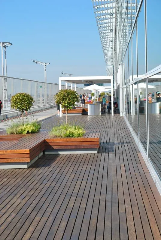 Holzterrasse auf der Besucherterrasse am Terminal 2 in Frankfurt